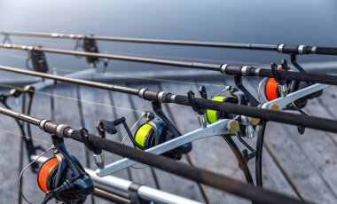 Sazan oltaları. Laklarda balık avı. Balık avlama. Genel Sazan (Cyprinus Carpio). Farklı boylarda olta kamışı..