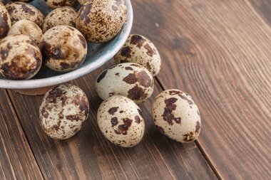 Tahta tabakta bıldırcın yumurtası. Bıldırcın yumurtaları kızartma ya da kaynatma ile tüketilebilir. Endonezya 'da bıldırcın yumurtalarına 