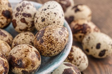 Tahta tabakta bıldırcın yumurtası. Bıldırcın yumurtaları kızartma ya da kaynatma ile tüketilebilir. Endonezya 'da bıldırcın yumurtalarına 