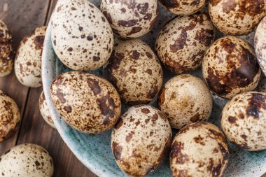 Tahta tabakta bıldırcın yumurtası. Bıldırcın yumurtaları kızartma ya da kaynatma ile tüketilebilir. Endonezya 'da bıldırcın yumurtalarına 