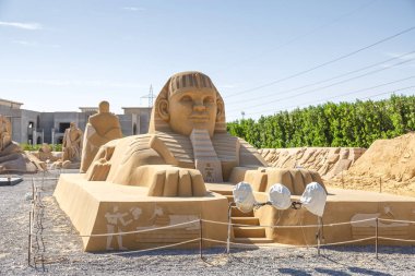24 Ekim 2021, HURAGADA, Kızıldeniz Valiliği, EGYPT kum heykelleri olan bir kum şehri. Hurghada 'da gezintiler. Kum figürleri. Antik Roma sakinlerinin yaşamından bir sahne..