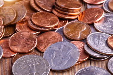 Altın para, gümüş para, bakır para, çeyreklik, bozuk para, bozuk para, 50 sent ve dolar. Çeşitli Amerikan sikkeleri, iş, para, madeni para ve ekonomi için Amerikan sikkeleri