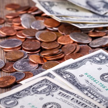 Altın para, gümüş para, bakır para, çeyreklik, bozuk para, bozuk para, 50 sent ve dolar. Çeşitli Amerikan sikkeleri, iş, para, madeni para ve ekonomi için Amerikan sikkeleri