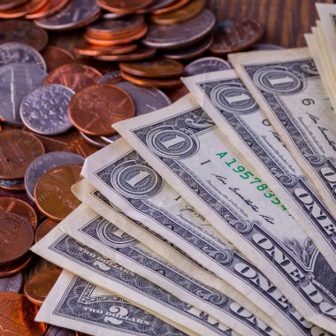 Altın para, gümüş para, bakır para, çeyreklik, bozuk para, bozuk para, 50 sent ve dolar. Çeşitli Amerikan sikkeleri, iş, para, madeni para ve ekonomi için Amerikan sikkeleri