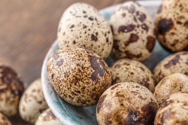Tahta tabakta bıldırcın yumurtası. Bıldırcın yumurtaları kızartma ya da kaynatma ile tüketilebilir. Endonezya 'da bıldırcın yumurtalarına 