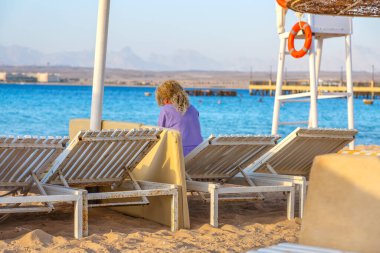 24 Ekim 2021, Hurghada, Mısır. Tropikal bir tatil köyünde havuz ve konaklama. Binalar, yüzme havuzları ve Kızıl Deniz kıyısında bir dinlenme alanı.. 