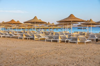 24 Ekim 2021, Hurghada, Mısır. Tropikal bir tatil köyünde havuz ve konaklama. Binalar, yüzme havuzları ve Kızıl Deniz kıyısında bir dinlenme alanı.. 