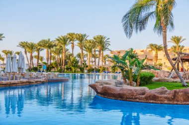 24 Ekim 2021, Hurghada, Mısır. Tropikal bir tatil köyünde havuz ve konaklama. Binalar, yüzme havuzları ve Kızıl Deniz kıyısında bir dinlenme alanı.. 