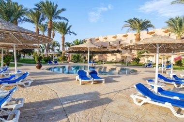 24 Ekim 2021, Hurghada, Mısır. Tropikal bir tatil köyünde havuz ve konaklama. Binalar, yüzme havuzları ve Kızıl Deniz kıyısında bir dinlenme alanı.. 