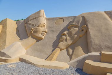 24 Ekim 2021, HURAGADA, Kızıldeniz Valiliği, EGYPT kum heykelleri olan bir kum şehri. Hurghada 'da gezintiler. Kum figürleri. Antik Roma sakinlerinin yaşamından bir sahne..