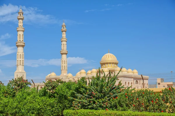 24 Ekim 2021 Hurda. Hurghada, Mısır 'daki Cami' nin güzel mimarisi.
