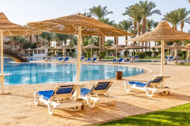 24 Ekim 2021, Hurghada, Mısır. Tropikal bir tatil köyünde havuz ve konaklama. Binalar, yüzme havuzları ve Kızıl Deniz kıyısında bir dinlenme alanı.. 