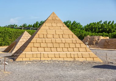 24 Ekim 2021, HURAGADA, Kızıldeniz Valiliği, EGYPT kum heykelleri olan bir kum şehri. Hurghada 'da gezintiler. Kum figürleri. Antik Roma sakinlerinin yaşamından bir sahne..