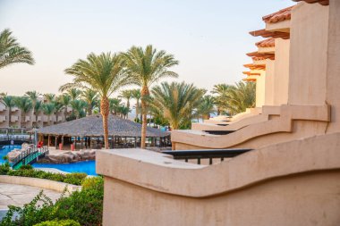 24 Ekim 2021, Hurghada, Mısır. Tropikal bir tatil köyünde havuz ve konaklama. Binalar, yüzme havuzları ve Kızıl Deniz kıyısında bir dinlenme alanı.. 