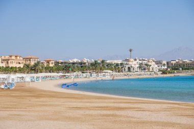  Hurghada, Mısır. - Evet. Binalar, yüzme havuzları ve Kızıl Deniz kıyısında bir dinlenme alanı.. 