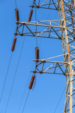 Yüksek voltaj postası. Yüksek voltajlı gökyüzü arka planı. Elektrik konsepti, yüksek voltajlı elektrik iletim pilonu siluetli kule.