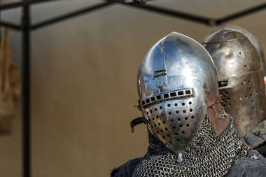 Şövalyelik savaşlarının tarihsel restorasyonu. Yaz ortaçağ festivali. Eski kalede şövalye savaşlarıyla birlikte ortaçağ kültürünün festivali..