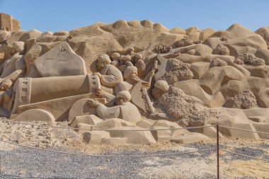 24 Ekim 2021, HURAGADA, Kızıldeniz Valiliği, EGYPT kum heykelleri olan bir kum şehri. Hurghada 'da gezintiler. Kum figürleri. Antik Roma sakinlerinin yaşamından bir sahne..