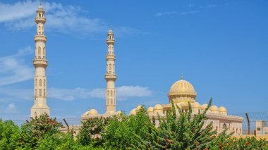 24 Ekim 2021 Hurda. Hurghada, Mısır 'daki Cami' nin güzel mimarisi.
