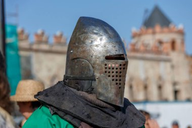 Şövalyelik savaşlarının tarihsel restorasyonu. Yaz ortaçağ festivali. Eski kalede şövalye savaşlarıyla birlikte ortaçağ kültürünün festivali..