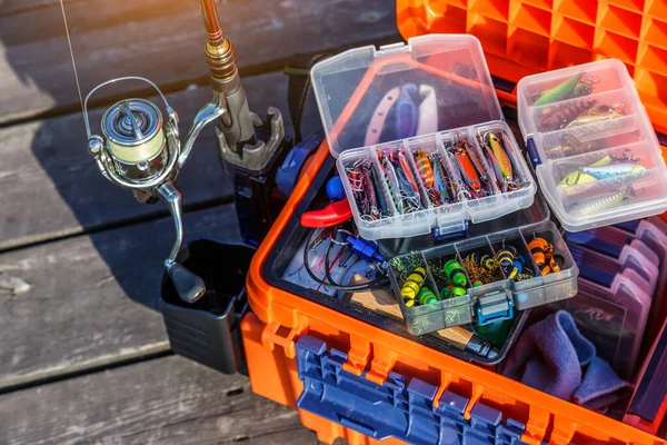 大きな漁師のタックルボックスには 釣り用のルアーやギアが完備されています 釣り用ルアーやアクセサリー 釣りの回転 釣りのルアーのキット — ストック写真