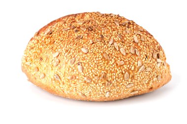 Beyaz arka planda izole edilmiş bir somun ekmek. Ekmeğin tamamı. Beyaz arka planda izole edilmiş çıtır ekmek rulosu.