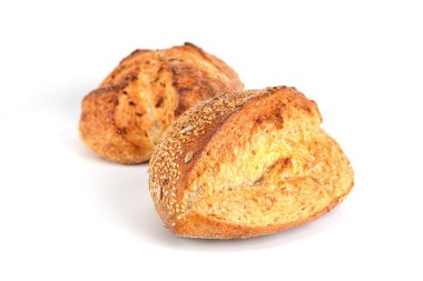 Beyaz arka planda izole edilmiş bir somun ekmek. Ekmeğin tamamı. Beyaz arka planda izole edilmiş çıtır ekmek rulosu.