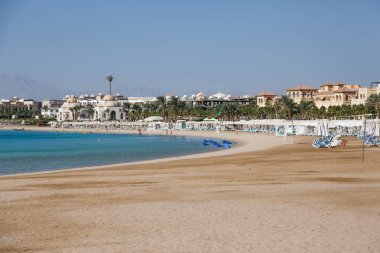 Hurghada, Mısır. - Evet. Binalar, yüzme havuzları ve Kızıl Deniz kıyısında bir dinlenme alanı.. 