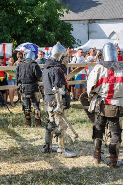 Ukrayna. Medzhibizh. 17 Temmuz 2021. Şövalyelik savaşlarının tarihsel restorasyonu. Yaz ortaçağ festivali. Eski kalede şövalye savaşlarıyla birlikte ortaçağ kültürünün festivali..