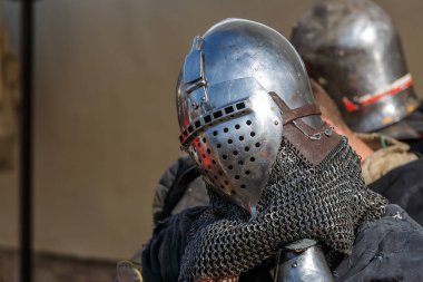  Şövalyelik savaşlarının tarihsel restorasyonu. Yaz ortaçağ festivali. Eski kalede şövalye savaşlarıyla birlikte ortaçağ kültürünün festivali..