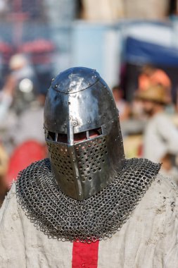 Şövalyelik savaşlarının tarihsel restorasyonu. Yaz ortaçağ festivali. Eski kalede şövalye savaşlarıyla birlikte ortaçağ kültürünün festivali..