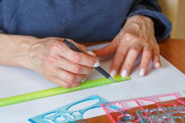 Mimari işyeri üst görünümü. Mimari proje, planlar, masanın üzerindeki şablonlar. Endüstri, hobi, çalışma alanı. Yaratılış süreci