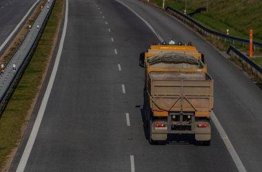 Higway arabalarıyla sonbahar öğleden sonra Bohemya 'nın güneyinde Ceske Budejovice şehrinde