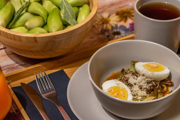 Kırmızı Biber Salvia Ile Izgara Cyclanthera Pedata Haşlanmış Yapımı Yumurta — Stok fotoğraf