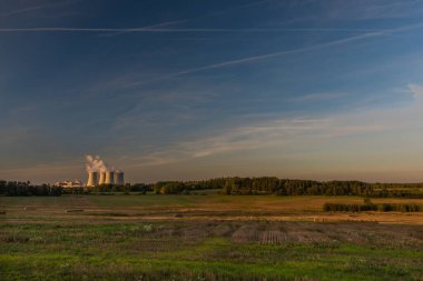 Sonbaharda Temelin köyü yakınlarındaki nükleer santral. Güneşli bir akşam.
