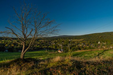 Bedrichov köyü sonbaharda güneşli bir akşam ve gün batımı Bohemya 'nın kuzeyinde.