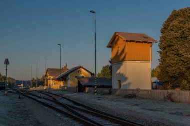 Mavi gökyüzü ve güneş ışığıyla Sumava 'nın soğuk sonbahar dağlarında küçük bir istasyon.