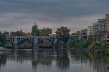 Bohemya 'nın orta kesimindeki Nehir Laboratuvarı Sonbahar sabahında yağmurlu gecelerden sonra Kolin