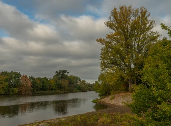 River Labe Pobliżu Centrum Miasta Kolin Kolorze Jesiennym Rano Deszczowej — Zdjęcie stockowe