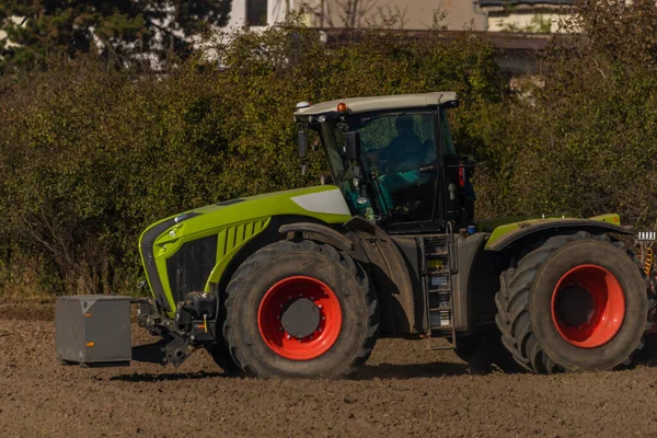 Grön Traktor Plog Brun Höst Fält Nära Steti Stad Centrala — Stockfoto