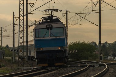 Güz mevsiminde Steti kasabası yakınlarında lokomotifli trenler