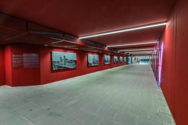 Çek Cumhuriyeti Prag 'ın başkentindeki ana istasyonda yeni yaya geçidi ve ofis binaları