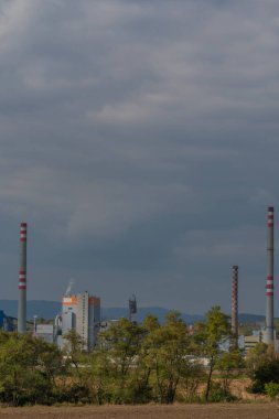 Bohemya 'nın merkezindeki Steti kasabasındaki apartman ve fabrikaların blokları sonbahar renklerinde taze bir gün