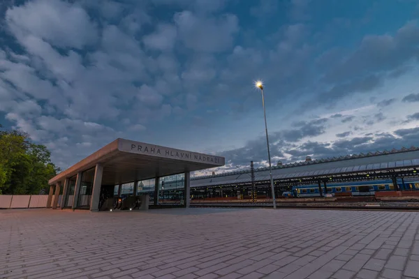 捷克共和国首都布拉格主要车站的新人行横道和办公大楼 — 图库照片