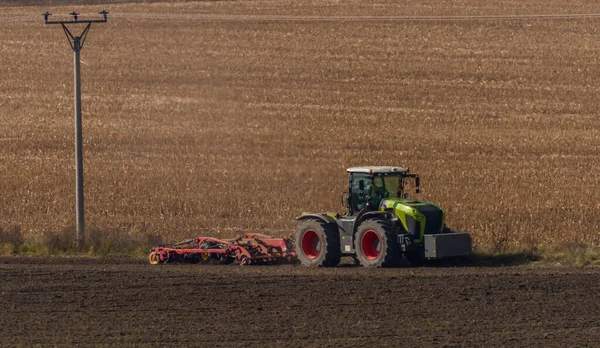 Verde Aratro Trattore Marrone Campo Autunnale Vicino Alla Città Steti — Foto Stock