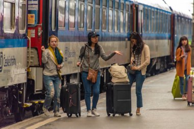 Yaz sabahı Budapeşte 'deki ana tren istasyonundaki insanlar.