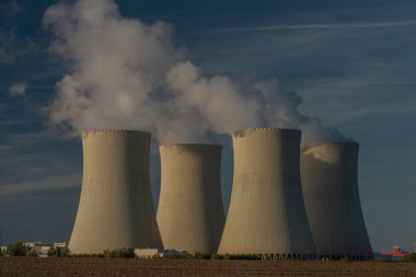 Sonbaharda Temelin köyü yakınlarındaki nükleer santral. Güneşli bir akşam.