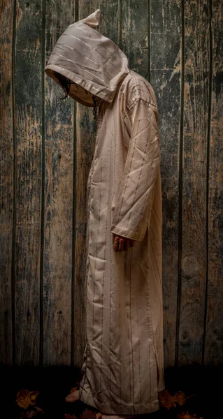 Pria Tinggi Dengan Pakaian Pendeta Panjang Dengan Dinding Tua Kayu — Stok Foto