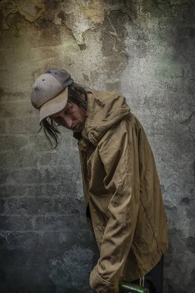 Hombre Drogadicto Con Gorra Verde Anorak Pantalones Chándal Azules Cerca — Foto de Stock