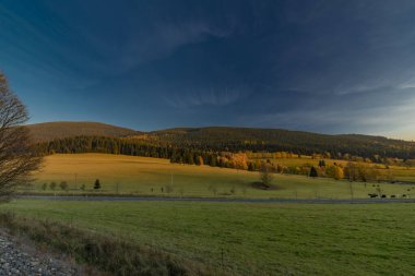 Sonbaharda Jeseniky dağlarındaki Ostruzna ve Ramzova köyleri yakınlarında akşam